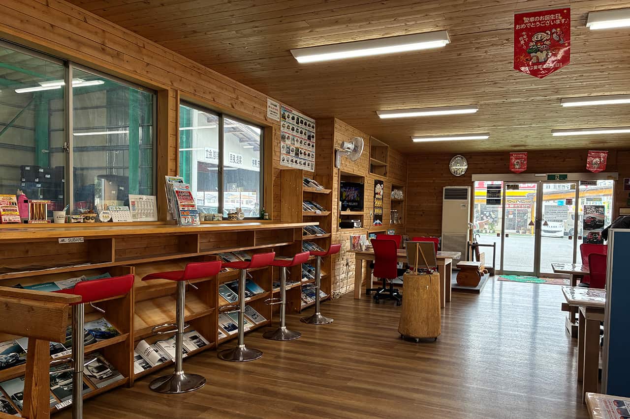 有限会社丸原自動車の店内