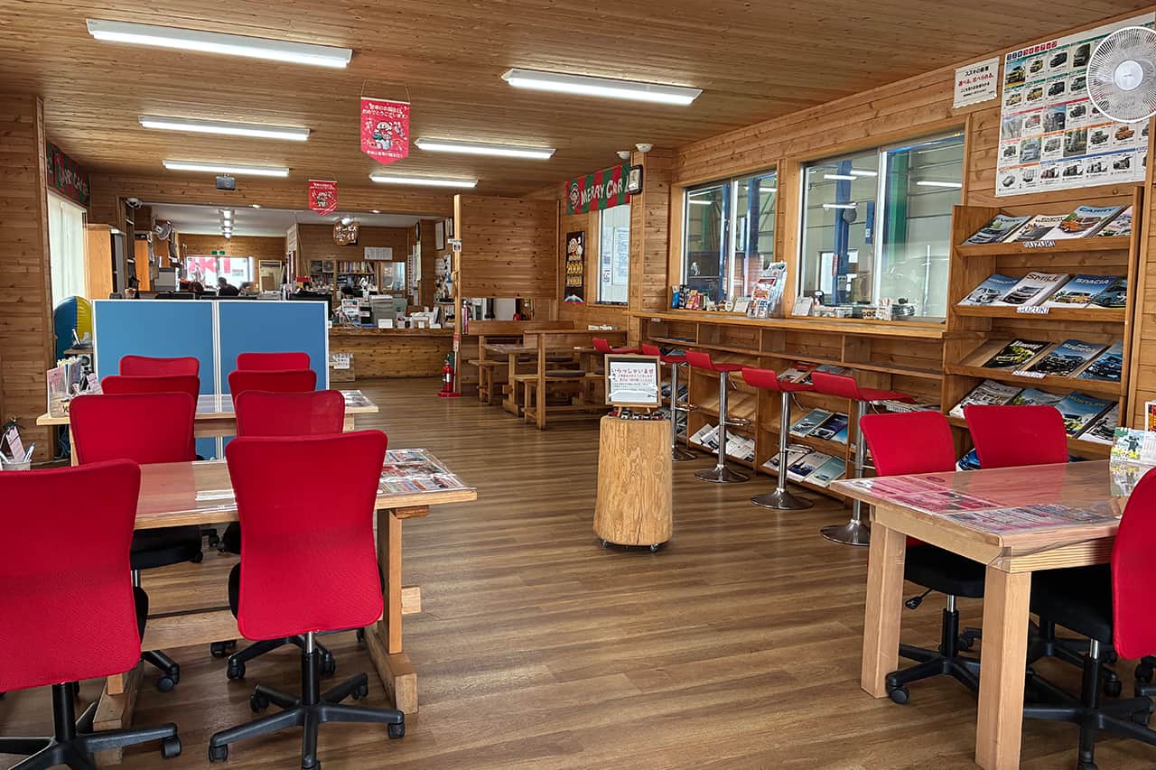 有限会社丸原自動車の店内