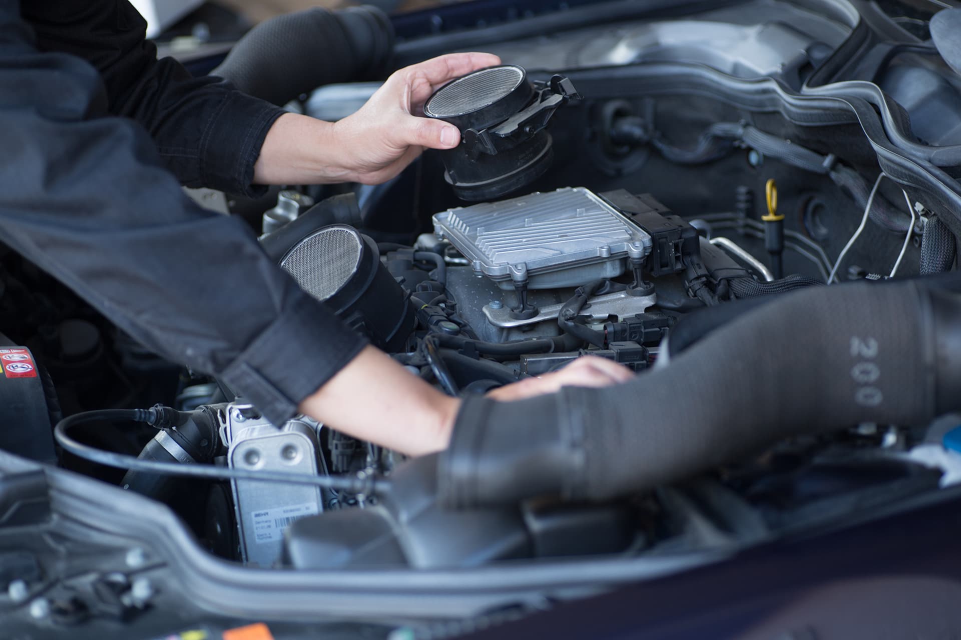 車を整備する手元の様子